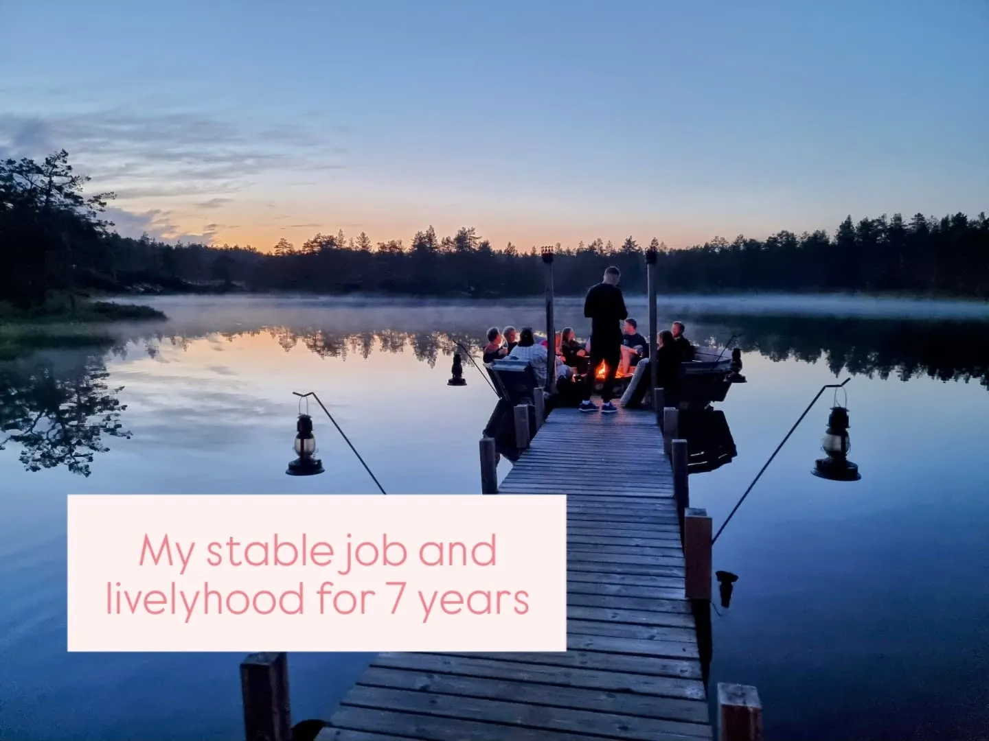 En brygge ved et stille vann i Norge i skumringen, med folk rundt et bål. Over bildet står det «My stable job and livelyhood for 7 years».