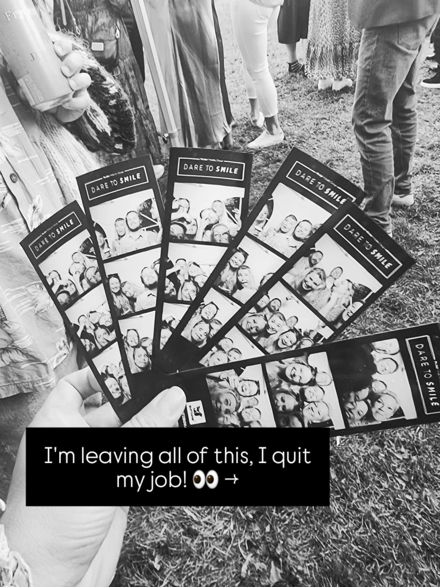 En hånd som holder en vifte av bilder fra en fotoboks. Over bildet står det «I'm leaving all of this, I quit my job!».